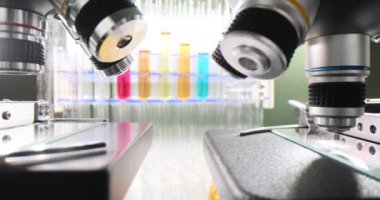 Laboratuvarda renkli sıvıların mikroskobik örneklerini inceliyorum. Test tüpleri ve mikroskoplarda kimyasal zehirli sıvılar.