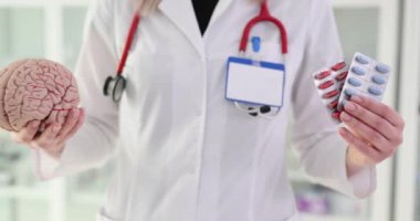 Doktor, klinikte beyin sağlığı ve ilaçlardan bahsediyor. Serebral dolaşımı ve hafızayı geliştiren ilaçlar
