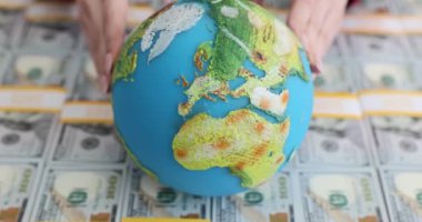 Küresel ekonomi ile finansal refah arasındaki ilişkiyi araştırıyoruz. Dünya 100 dolarlık parayla dönüyor. Dünya ekonomik krizi