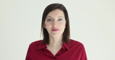 Şok olmuş genç bir kadının portresi. Dedikodu, söylenti ya da karlı reklam teklifi kavramı