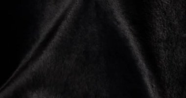 Siyah kadife yumuşak dalgalarla yumuşaktır. Kadife flanel yumuşak doku