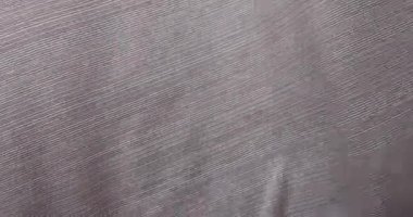 Stüdyoda gri çizgili kumaş. Açık gri ipek malzeme