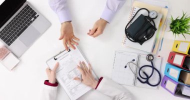Klinikteki kadın doktor ve erkek hastalar arasındaki iletişim. Hastalıkların tıbbi bakım, konsültasyon ve tedavisi