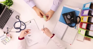 Terapist tıp kardiyologu elinde bir kavanoz hap tutuyor ve kliniğin üst katında bir hastaya reçete yazıyor. Uyuşturucuyu seçmek ve hastalığı tedavi etmek