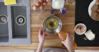 Aşçı hamur için yumurtaya yağ ekler. Mutfakta nefis ev yapımı omlet.