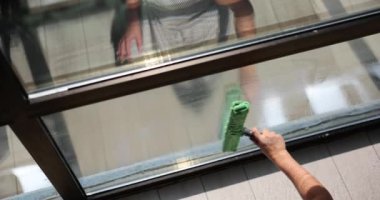 Köpük fırçayla cam yüzeyleri temizliyorum. Temizlik ve pencere temizliği