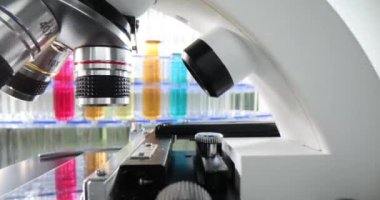 Laboratuvarda mikroskop altında örnekleri inceliyorum. Boya laboratuarındaki örneklerin mikroskobu ve analizi