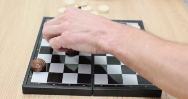 Masadaki yoğun maç sırasında el hareketli dama kağıtlarının yakınlaştırılması. Oyunda kullanışlı ipuçlarını çalıştıran denetçiler