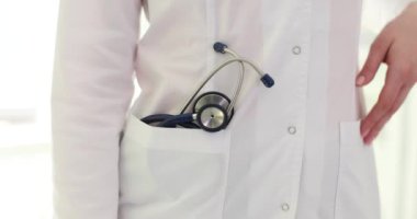 Tıp doktoru, klinikte cep ve steteskop ayarlıyor. İlk yardım ve sigorta