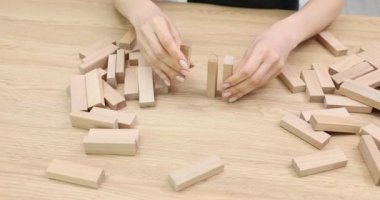 Ahşap bir kule ya da çalışma alanında blokları olan dominolar inşa etmek. Strateji ve çözümler