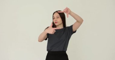Beyaz arka planda elleri olan güzel jestler gösteren bir kadın. Öğrenci fotoğraf çerçevesini gösteriyor