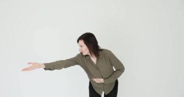 Kadın kendine güvenen bir poz alır ve seyirciye selam verir. Tiyatro görgü kuralları.