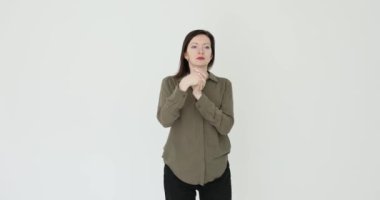 Kadın ısınıyor ve bilek egzersizi yapıyor. Eklem eklemleriyle bileği gerer