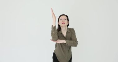 Kadın işaret dili gösteriyor, el kaldırıyor ve cevap vermeye hazır. Cevap vermeye hazır ve katılmaya istekli.