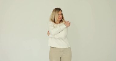 Kafasını ve vücudunu kaşıyan bir kadın. Dermatolojik bir hastalıktan ya da nörolojik sorunlardan muzdarip.