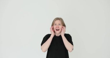 Öfkeli kadın, beyaz arka planda büyük stres yaratıyor. Akli dengesi bozuk ve histerik kaza geçirmiş bir kız.