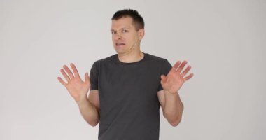 Beyaz arka planda tiksinti ve tiksinti gösteren bir adam. Duygular tiksinti ve küçümseme.