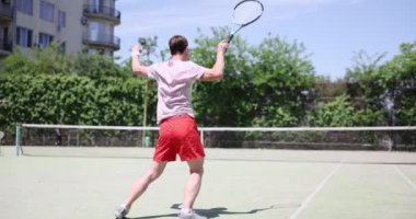 Mutlu adam tenis kortunda zaferi kutluyor. Teniste zafer duyguları.