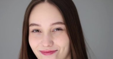 Flört eden güzel bir kadının göz kırpan portresi. Gizem ve aşk hikayesi.