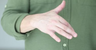 İletişim tekniklerindeki el hareketlerinin gösterimi ya da acı çekme ihtimaline karşı eller için egzersizler. Parmak eğitimi.