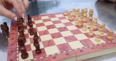 Güneşli bir günde tahta figürlerle parkta satranç oynamak. En iyi satranç tuzakları