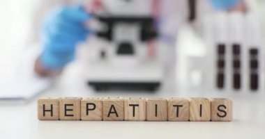 Hepatit virüsü HCV testi için kan örneği. İltihaplı karaciğer hastalıkları. Doktor kan testi tüpü gösterdi.