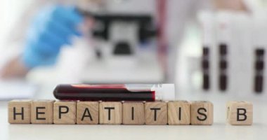 Laboratuvarda kan örneği kullanarak hepatit B testi yapılıyor. Hepatit virüsü testi için numune içeren kan örnekleri tüpü