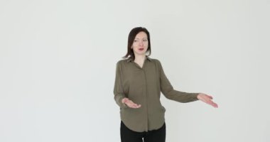 Omuzlarını silken ve beyaz arka planda çaresizce el kaldıran kadın portresi. Şüphe ve hayal kırıklığı duygusu.