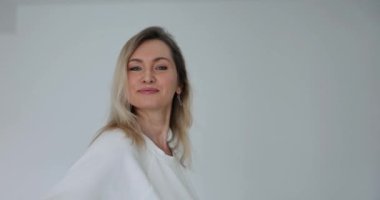 Genç iş kadını Whit 'e el atması için davet ediyor. Gelmene ve beni takip etmene sevindim.