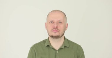 Derin bir ifadeyle kameraya bakan düşünceli bir adamın portresi. Ciddi bakışları, duygusal yalnızlığı ve tefekküre dalmış yakışıklı bir adam.