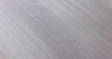 Gri parlak kumaşın yüzeyinin pürüzsüz dokusu. Pürüzsüz ve yansıtıcı dokusu olan parlak mat gri kumaş yüzeyi
