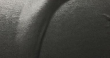 Koyu kumaş dokusu ve parlaklığı inceleyin. Soyut arka plan lüks kumaş veya sıvı dalga veya grunge ipek kumaş kıvrımlı saten kadife kumaş veya lüks