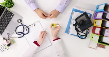 Doktor bir klinikte hastaya şişede marihuana yağı veriyor. Tıbbi marihuananın yasallaştırılması