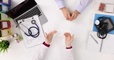 Hasta klinikteki doktora dolar veriyor. Doktorun yasadışı eylemleri ve tıpta para sızdırma