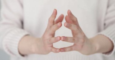 El hareketleri stres atmak için farkındalık teknikleri gösteriyor. Parmak hareketleri ve el hareketleri, duygular ve duygular yakın çekim ile açıklanmıştır.