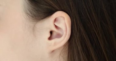 Kadın yüzü ve kulak konseptine yakın çekim. İnsan işitsel analiz cihazının yapısı ve işleyişi