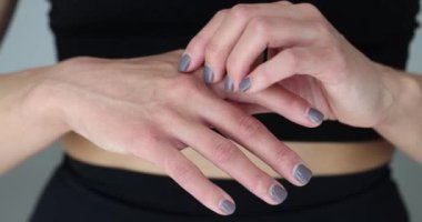 Kaşınan el ve bilek ağrısı olan bir kadın. Sağlık ve İlaç ve el kemiklerinde kireçlenme