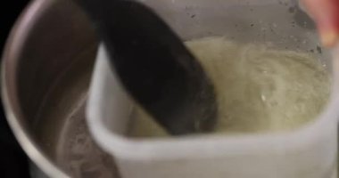 Ev yapımı sos ya da krema karışımı. Su banyosunda yemek yapmak.