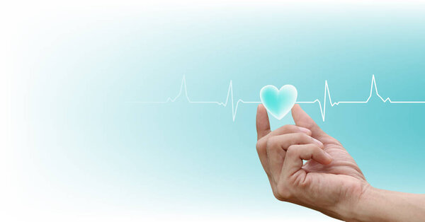 Концепция здравоохранения. сердечная форма на руке с пульсом линии пульса значок ритма на синем, белом фоне.