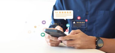 İşadamı, İş Değerlendirme Hizmeti Kalitesini Değerlendirir. Uygulamalar ve web siteleri için beş yıldızlı ürün değerlendirme simgesi.