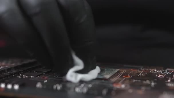 Fechar Atirar Mão Reparador Eletrônicos Usando Guardanapo Removendo Graxa Térmica — Vídeo de Stock