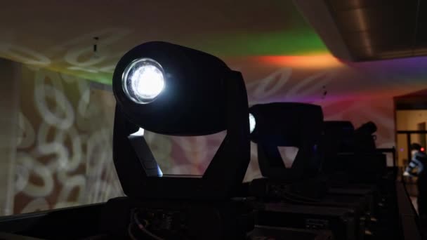 Lichtanlage Mit Suchscheinwerfern Rahmen Über Der Bühne — Stockvideo