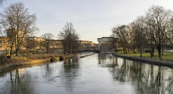 Trollhattan liman kenti Gota Alv nehri yakınlarındaki eski moda kanal ve İsveç 'teki hidroelektrik barajı.