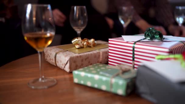 在一个温馨的家庭聚会上 送礼庆祝活动和生日 桌上摆放着装饰好的包裹 还有欢快的饮料 — 图库视频影像