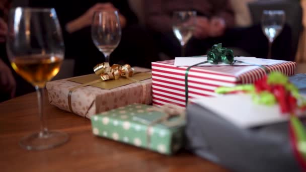 ギフトイベントや誕生日には テーブルの上に装飾されたパッケージを用意しています — ストック動画