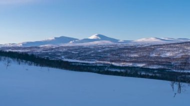 Scandi Wintry akşam güneşi Skarsfjallet, Jamtland Belediyesi İsveç 'teki dağlık tepelerde..