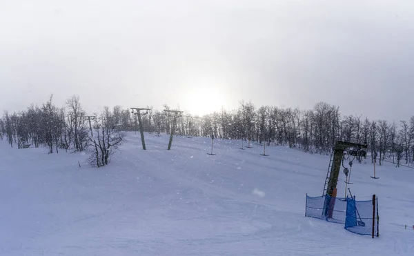 Vintertid Lätt Snöstorm Skidorten Med Fräscht Puder Snöfall Upplyst Kvällssol — Stockfoto