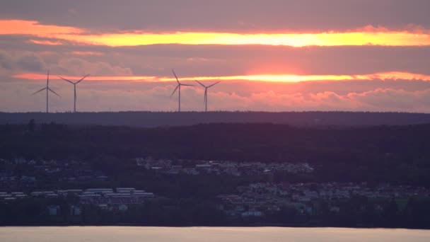 Turbinas Eólicas Movimento Girando Gerando Eletricidade Verde Pôr Sol Com — Vídeo de Stock