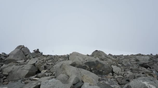 Kebnekaise Summit Motion Timelapse People Hiking Peak Moving Clouds Passing — Vídeo de Stock