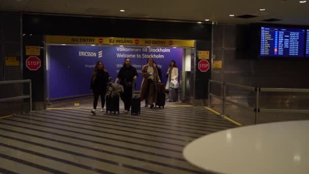瑞典阿朗达 2023年 游客们乘坐飞机匆忙抵达瑞典阿朗达机场候机楼出口 — 图库视频影像